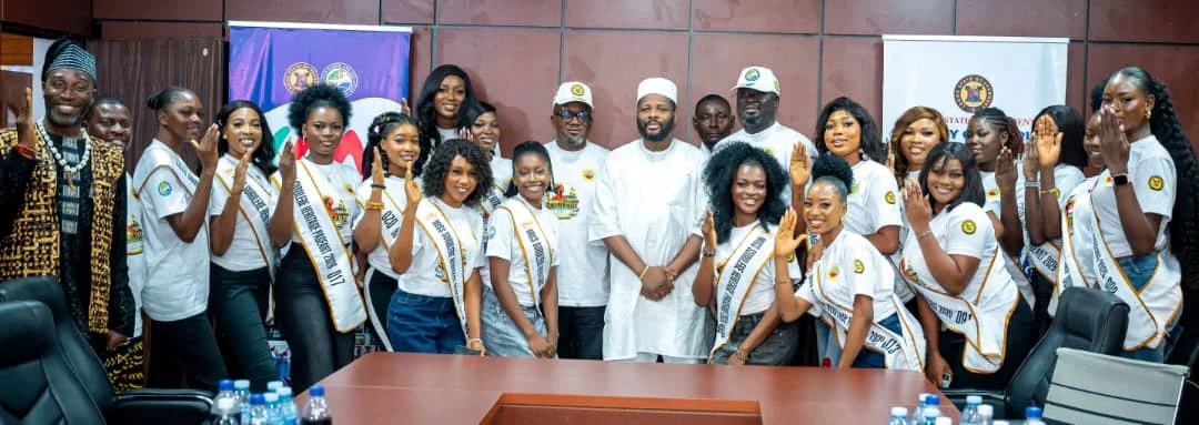 Idris Aregbe with contestants and organizers of the Miss Surulere Beauty Heritage Pageant.